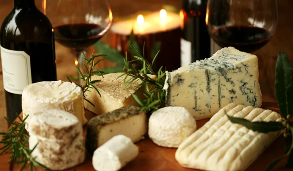 Ροκφόρ, καμαμπέρ και άλλα "μουχλιασμένα" τυριά: Πόσο ασφαλή είναι για την υγεία μας;