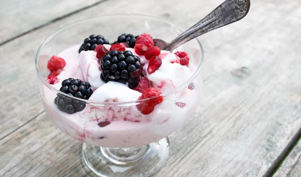 Γιαούρτι με φρούτα του δάσους: Πώς θα φτιάξεις την πιο υγιεινή εκδοχή του στο σπίτι, πανεύκολα