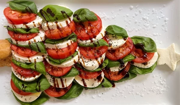 Σαλάτα καπρέζε σε σχήμα χριστουγεννιάτικου δέντρου - θα εντυπωσιάσει στο γιορτινό τραπέζι!