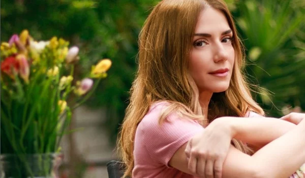 Βάσω Λασκαράκη: Φωτογραφίζεται για πρώτη φορά με τα φυσικά (και υπέροχα) μαλλιά της