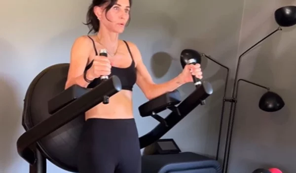 Courteney Cox: Πώς διατηρεί το άψογο κορμί της στα 60;