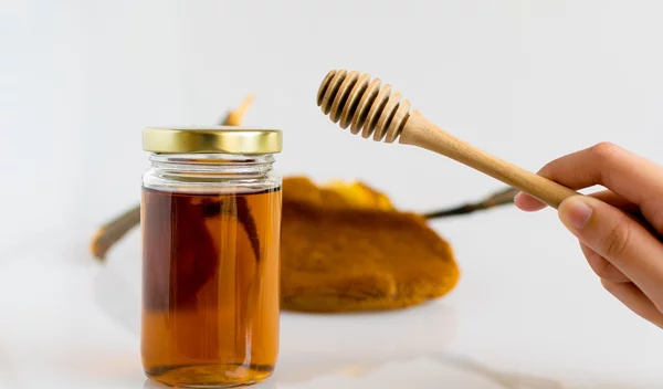 Μέλι: Μπορεί να βοηθήσει στην επούλωση των πληγών; Τι λένε οι επιστήμονες