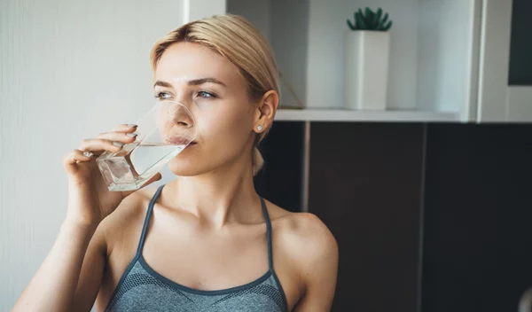 Τι μπορεί να συμβεί στο δέρμα σου εάν πίνεις ζεστό νερό κάθε μέρα