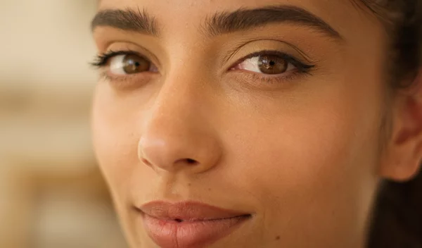 Tubing mascara: Η μάσκαρα που δεν μουτζουρώνει ποτέ - γιατί τη λατρεύουν όλες