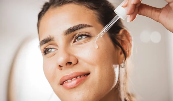 Δέρμα σαν πορσελάνη: 4 κρέμες προσώπου για το πιο glow εφέ