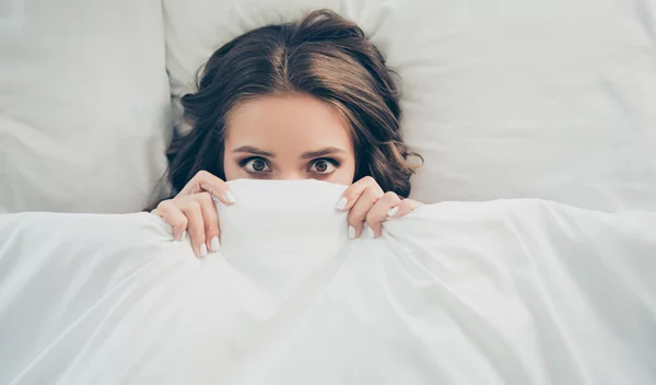 Δυσκολεύεσαι να κλείσεις μάτι; 4 μάντρας που ενδέχεται να σε βοηθήσουν να κοιμηθείς