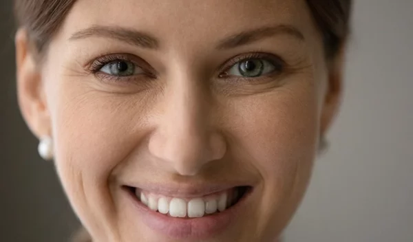 Άφθες στο στόμα: Τα αίτια και πότε μπορεί να κρύβουν θέματα υγείας