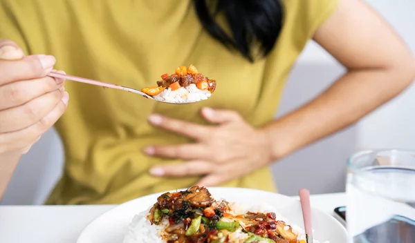 4 τρόφιμα που επιδεινώνουν την καούρα και τι να κάνεις για να κοιμηθείς ήσυχα