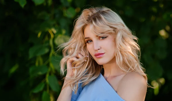 Δέκα hairstyles για μεσαίου μήκους μαλλιά