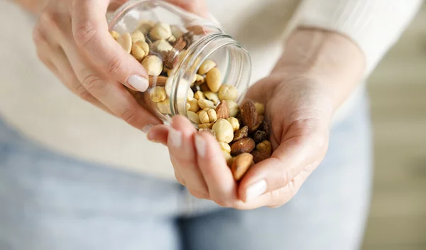 Ωμοί ή ψημένοι ξηροί καρποί; Αυτή η επιλογή που σου χαρίζει περισσότερα οφέλη