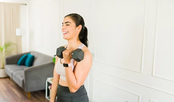 Μετά τα 45: Οι 4 πιο αποτελεσματικές ασκήσεις για να γραμμώσεις τα μπράτσα σου σε 30 μέρες