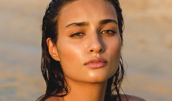 Ηλιοκαμένη λάμψη στο πρόσωπο: Πώς θα τη διατηρήσεις μετά τις διακοπές;