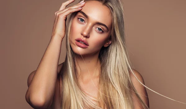 Τα monochromatic makeup looks θα γίνουν η νέα μας εμμονή