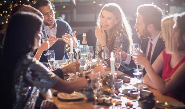 Η τέλεια καλεσμένη: Οι χρυσοί κανόνες για να θέλουν όλοι να σε έχουν στο πάρτι τους