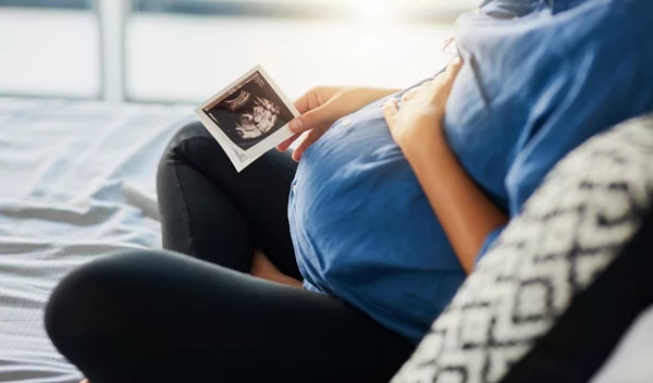 Η εγκυμοσύνη μας γερνάει; Τι δείχνει νέα μελέτη