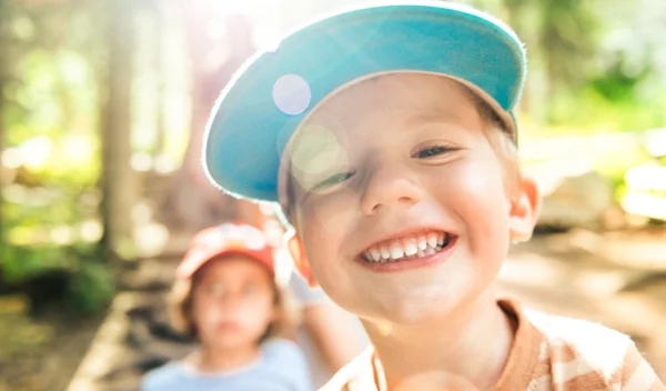 Καύσωνας: Οι συμβουλές για να προστατέψουμε τα παιδιά από την πολλή ζέστη