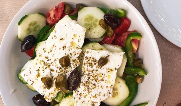 Φέτα vs. ανθότυρο: Οι διαφορές τους και τι να προτιμήσεις ανάλογα με τον στόχο σου