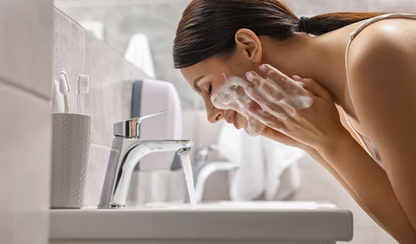 Βραδινός καθαρισμός προσώπου: Το λάθος που κάνεις και σου προκαλεί σπυράκια