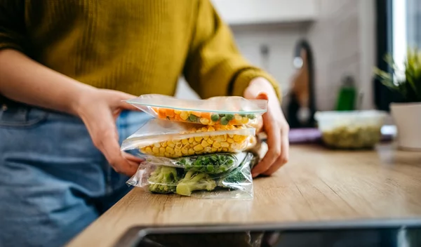 Πρέπει τελικά να αφήνεις το φαγητό να κρυώσει πριν το καταψύξεις;