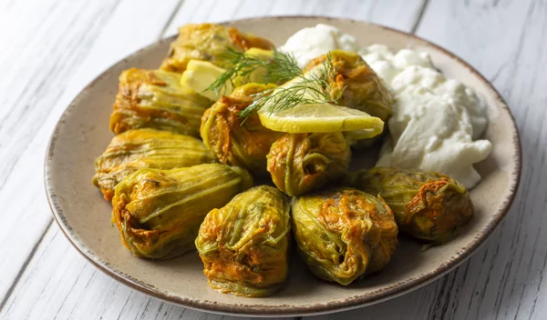 Γεμιστοί κολοκυθοκορφάδες με ρύζι: Μια απλή, νόστιμη και απόλυτα ελληνική συνταγή