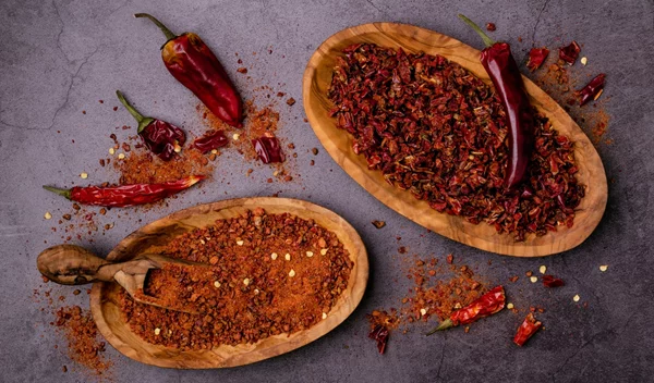 Πιπέρι καγιέν VS τσίλι σε σκόνη: Σε τι διαφέρουν τα spicy αυτά μπαχαρικά;