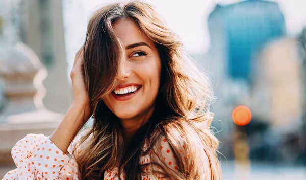 Το girly χτένισμα που θα γίνει το αγαπημένο μας φέτος το φθινόπωρο