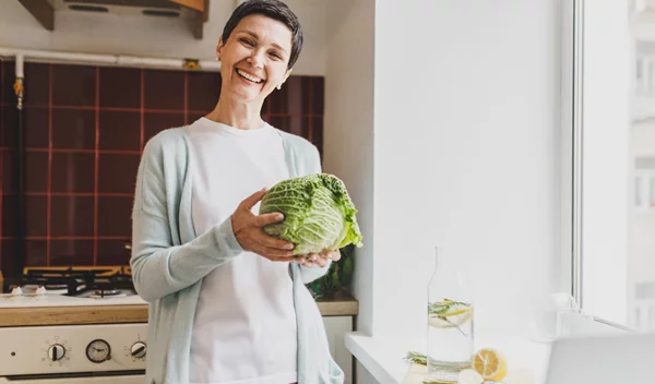 Είσαι 50+; Πώς η υγιεινή διατροφή μπορεί να επιβραδύνει τη γήρανση (και να παρατείνει τη ζωή σου)