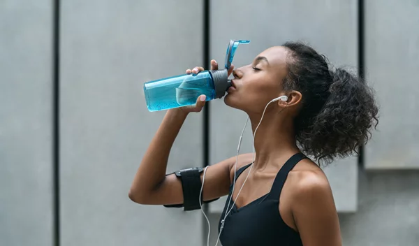 Κάνεις συχνά γυμναστική; Πόσο νερό χρειάζεται να πίνεις και γιατί;