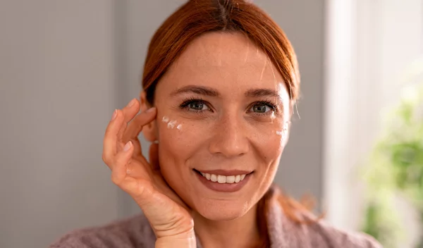 Reverse Aging: 5 θαυματουργές κινήσεις που μειώνουν τις ρυτίδες στα μάτια και γυρνούν τον χρόνο πίσω