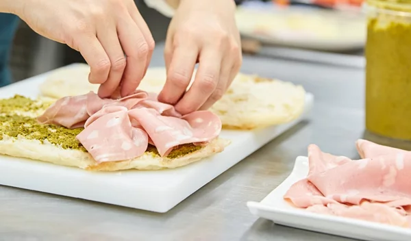 Τα αλλαντικά αυξάνουν τον κίνδυνο καρκίνου του παχέος εντέρου - Αλλά ποια ποσότητα;