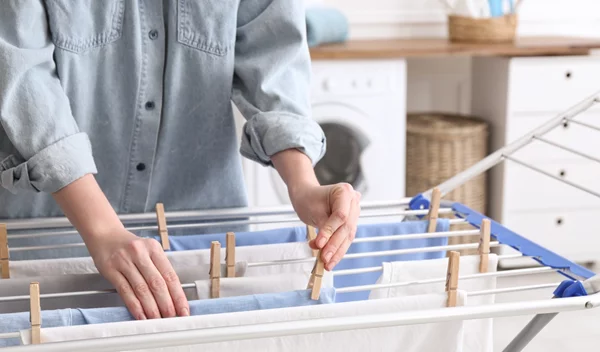 Στεγνώνεις τα ρούχα σε εσωτερικούς χώρους; Δες από τι κινδυνεύεις