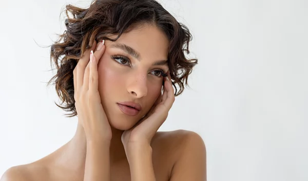 Πώς να κάνεις τα μάτια σου να φαίνονται μεγαλύτερα με eyeliner (βήμα-βήμα)