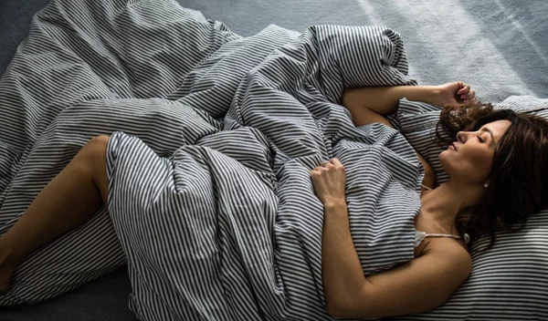 Προκαλεί η εμμηνόπαυση αϋπνίες; Τα συμπτώματα, οι λύσεις