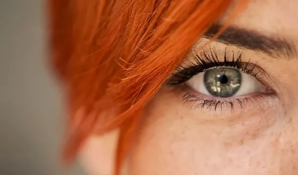 Το έξυπνο κόλπο για να μειώσετε το οίδημα στα μάτια σε 10 μόλις λεπτά