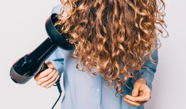 Η μέθοδος για να καταπολεμήσεις το ανεπιθύμητο φριζάρισμα στα σγουρά μαλλιά