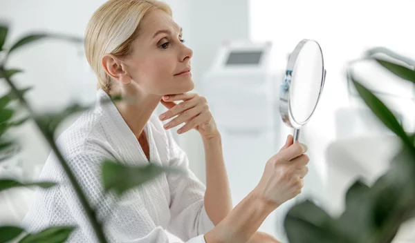 6 τρόποι που τα επίπεδα οιστρογόνων επηρεάζουν το δέρμα σου - και τι να κάνεις