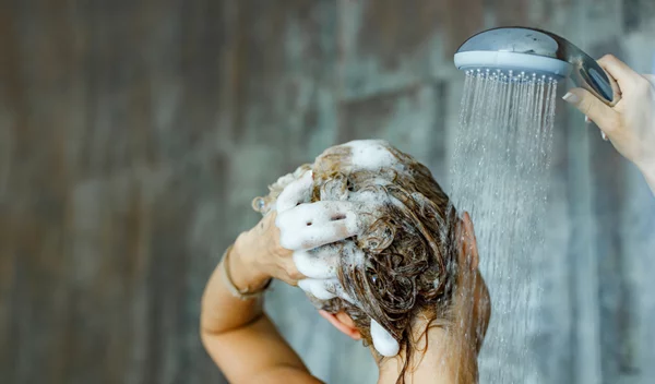 Τα λάθη που κάνουμε στο μπάνιο και καταστρέφουμε δέρμα και μαλλιά