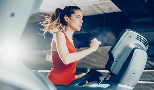 Διάδρομος: Ποιο είδος περπατήματος καίει περισσότερες θερμίδες - Και γιατί;