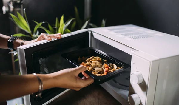 Μυρωδιές/λίπη στον φούρνο μικροκυμάτων: Το κόλπο για να τα αφαιρέσεις σε 5'!