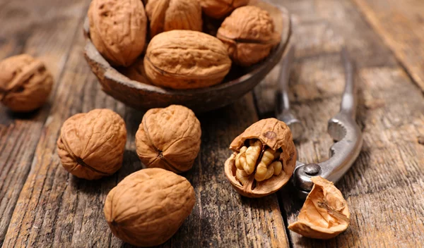 Πεκάν και καρύδια: Ποιο είναι καλύτερο, ποιο έχει λιγότερες θερμίδες και ποιες οι διαφορές τους;
