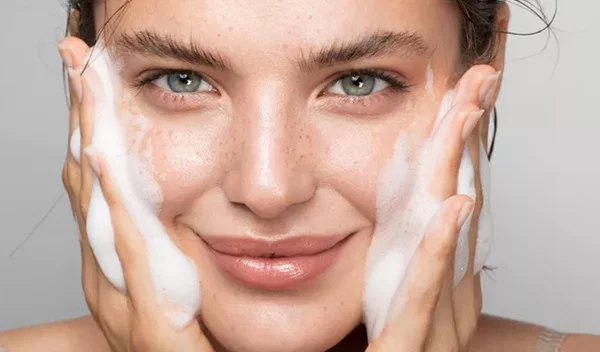 Τα 7 καλύτερα καθαριστικά προσώπου, που θα βρεις στο φαρμακείο της γειτονιάς σου