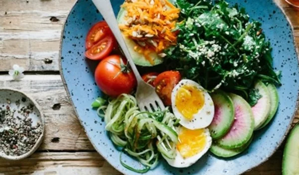 Πότε είναι η καλύτερη ώρα να ξεκινάμε το φαγητό στη διαλειμματική νηστεία και γιατί