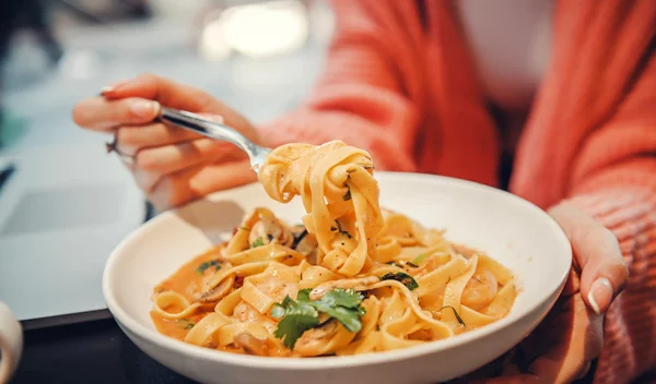 Τελικά οι υδατάνθρακες παχαίνουν; H personal trainer δίνει την απάντηση