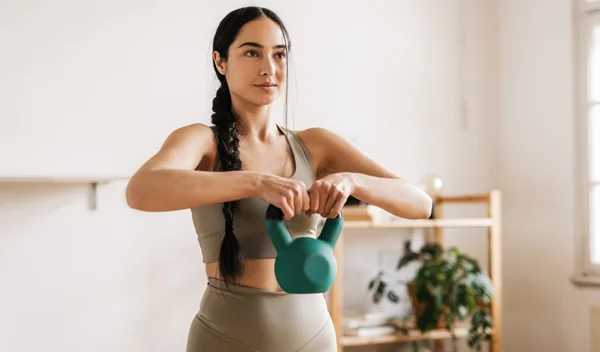 5 κλασικές ασκήσεις με kettlebell για το σπίτι