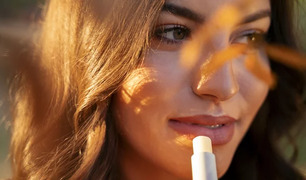 Τα καλύτερα lip glosses με υαλουρονικό οξύ για πιο σαρκώδη χείλη