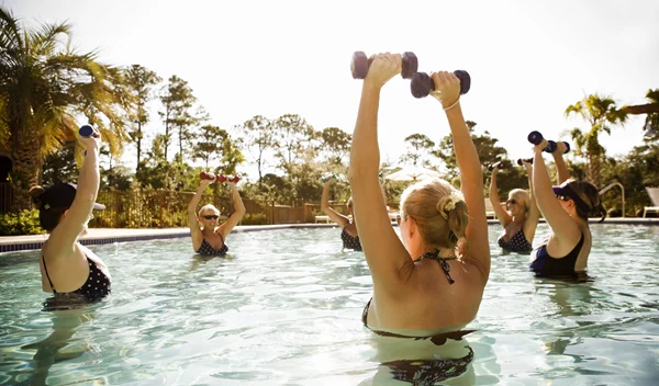 Περπάτημα με αντίσταση στο νερό: Η άσκηση που κάνει "μαγικά" στο σώμα σου