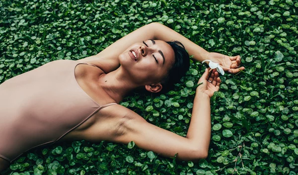 Πώς το μικροβίωμα του εντέρου σου επηρεάζει τη λάμψη του δέρματός σου