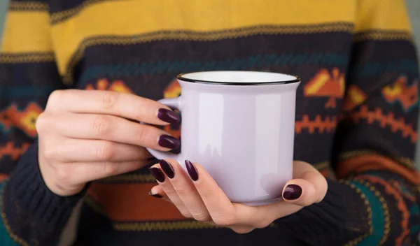 Αντίο μπορντό! Το χρώμα που θα κυριαρχήσει στο μανικιούρ τη νέα χρονιά