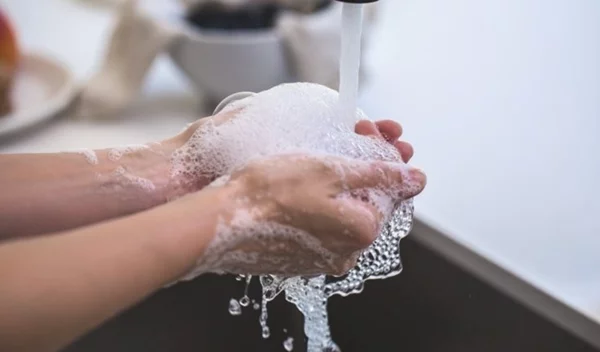 Η απλή κίνηση που προλαμβάνει έως και 50% τις νοσοκομειακές λοιμώξεις