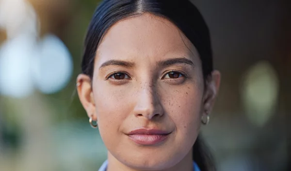 Σακούλες στα μάτια: 7 κρέμες για να τους πεις "αντίο" μια και καλή